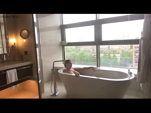 ❤️ Foshnjë e jashtëzakonshme që tund me pasion pidhin e saj në banjë ️❌ Video e ndyrë tek ne ❌