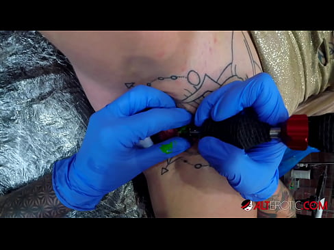 ❤️ E dashura jashtëzakonisht e bërë me tatuazhe, Sully Savage, bëri një tatuazh në klitorisin e saj ️❌ Video e ndyrë  tek ne ❌